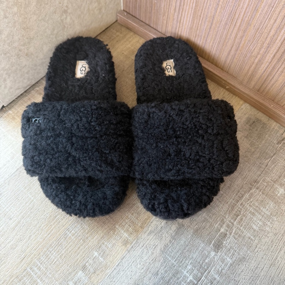 UGG Cozetta Curly Slides in Black - Size 7 - Picture 2 of 6